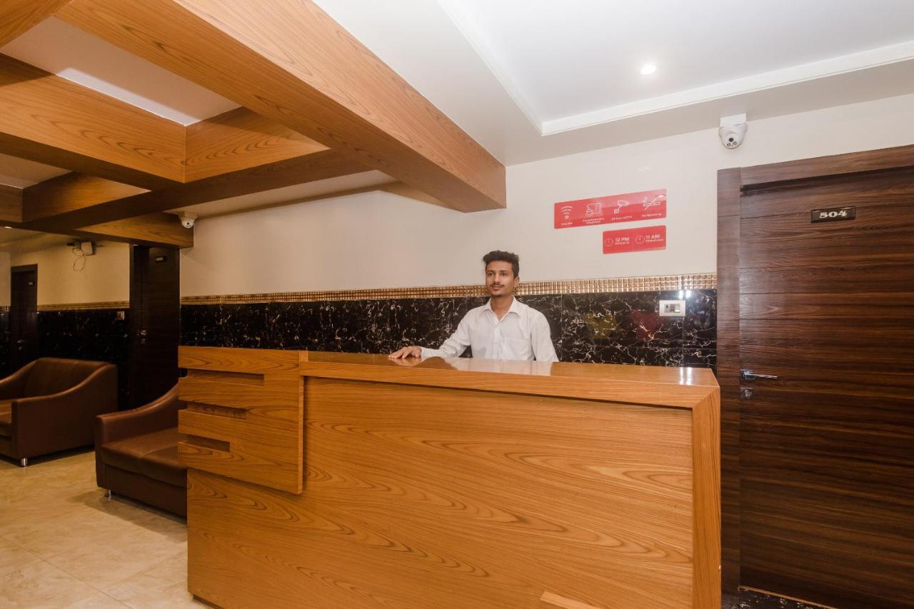Vaccinated Staff - Oyo 22055 Dadar Residency Hotel Mumbai  Buitenkant foto
